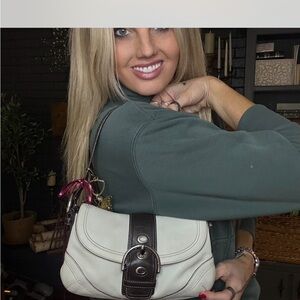 COACH LEATHER Stylish White and Black Women's Bag/ “FREE SHIPPING” 💕🤗🤗👛📦